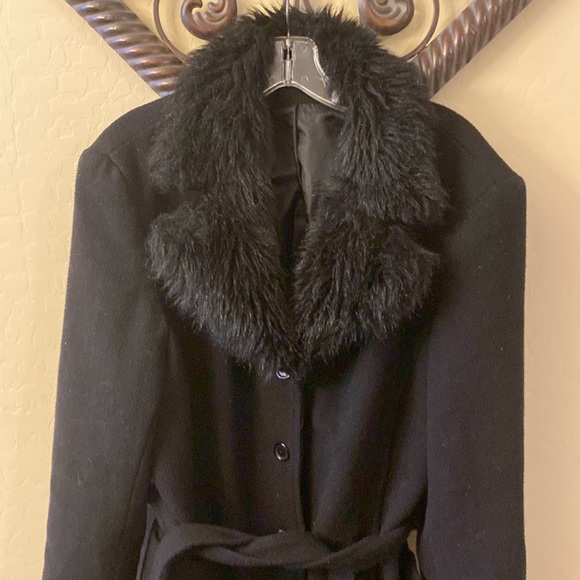 Black womens jacket with faux fur collar - Picture 2 of 9